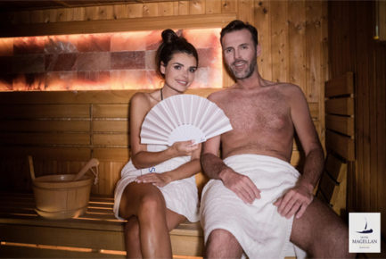 rodzice w hotelowej saunie